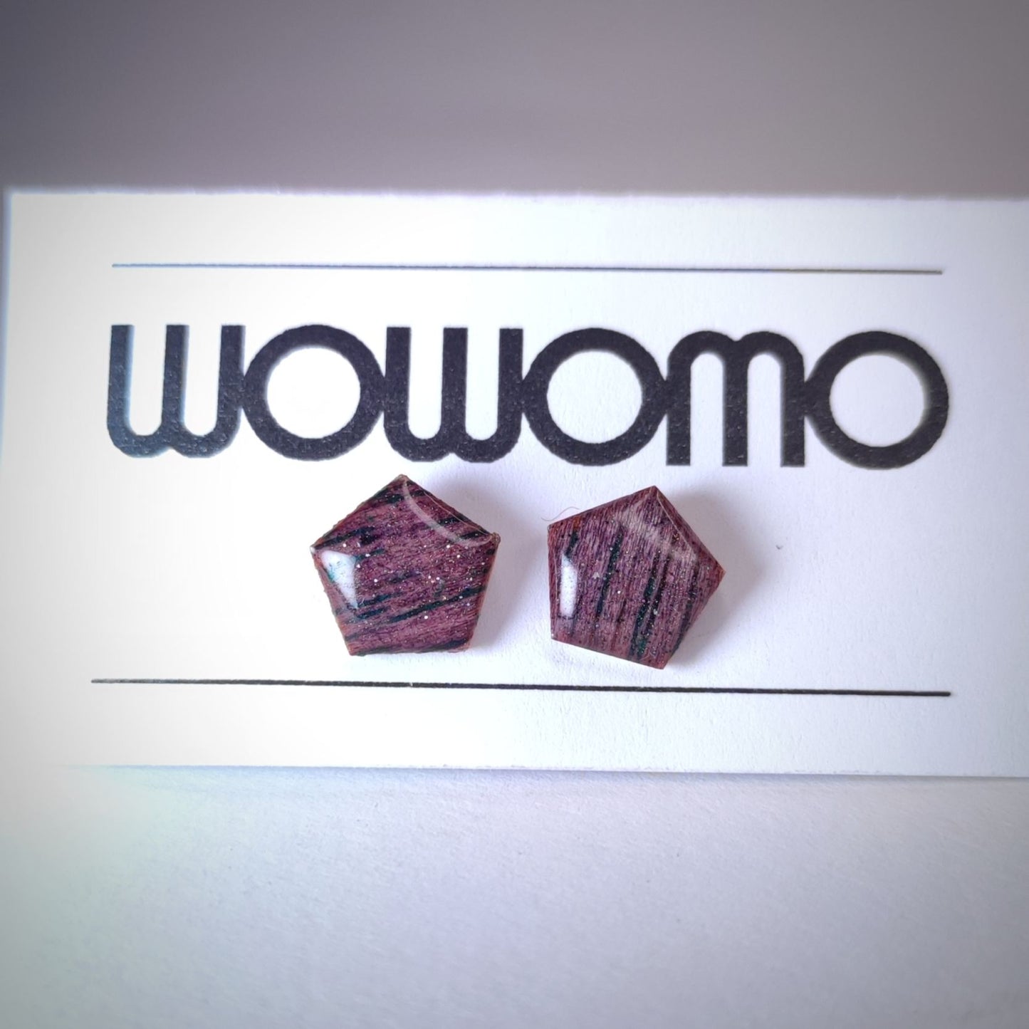 pendientes WOWOMO J3 pentágono en su expositor