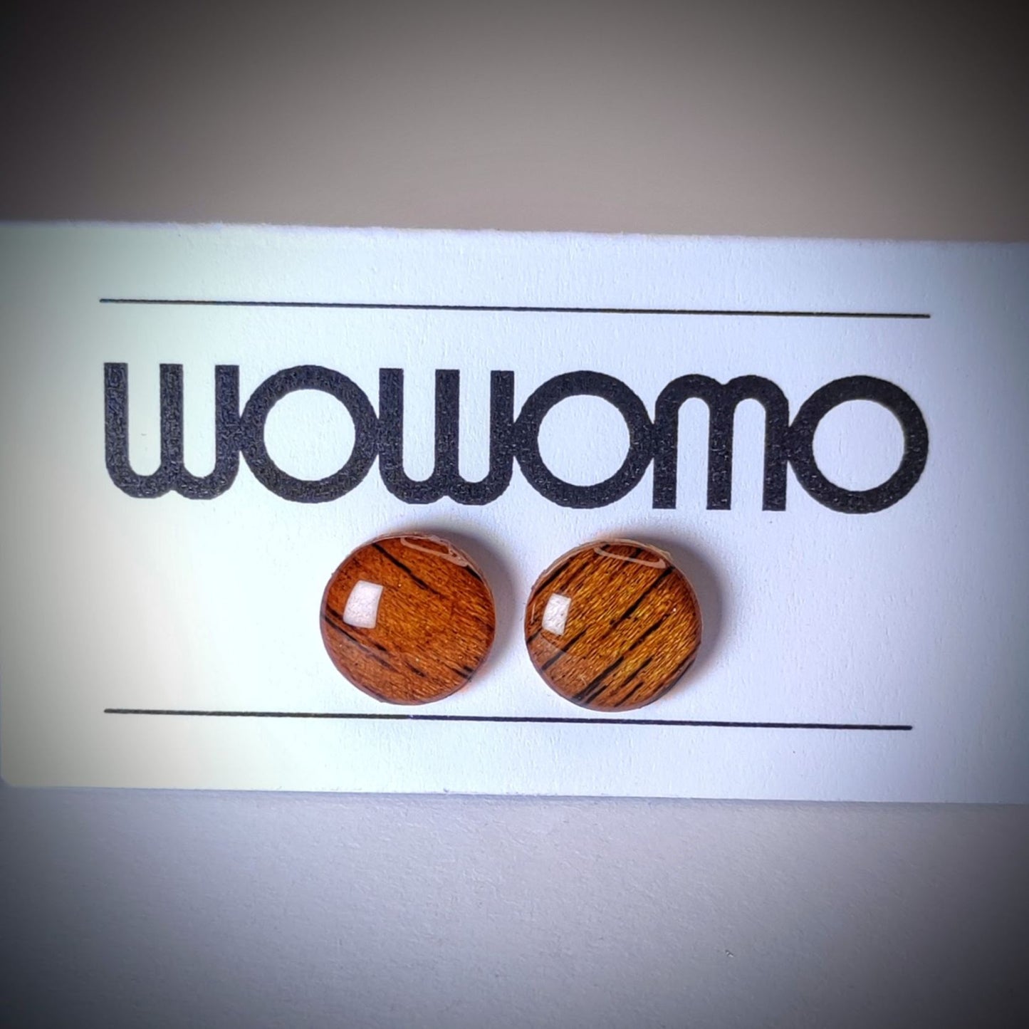 pendientes WOWOMO K1 10MM en su expositor