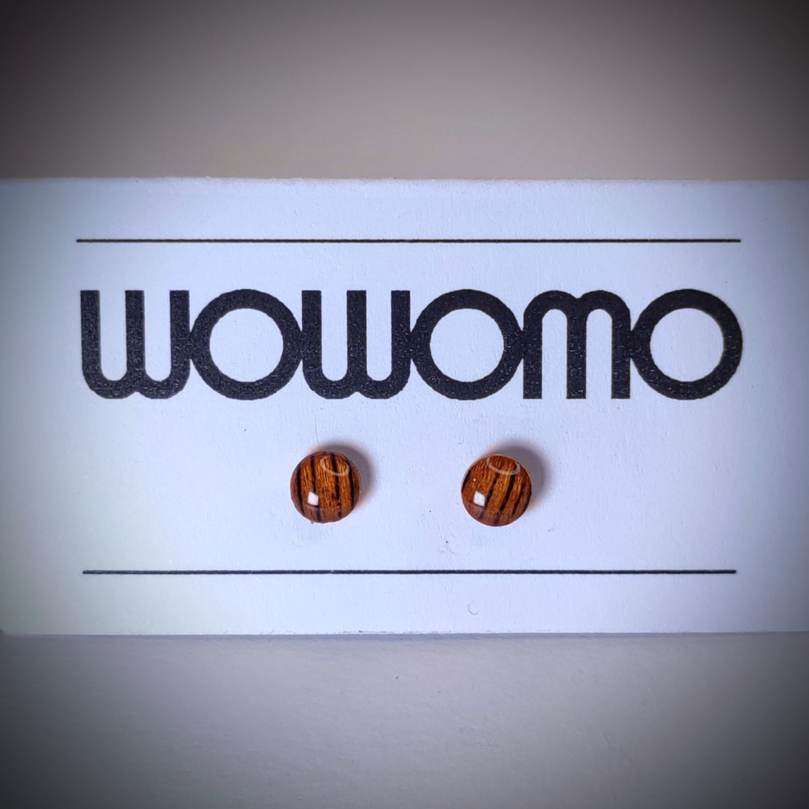 pendientes WOWOMO K1 5MM en su expositor