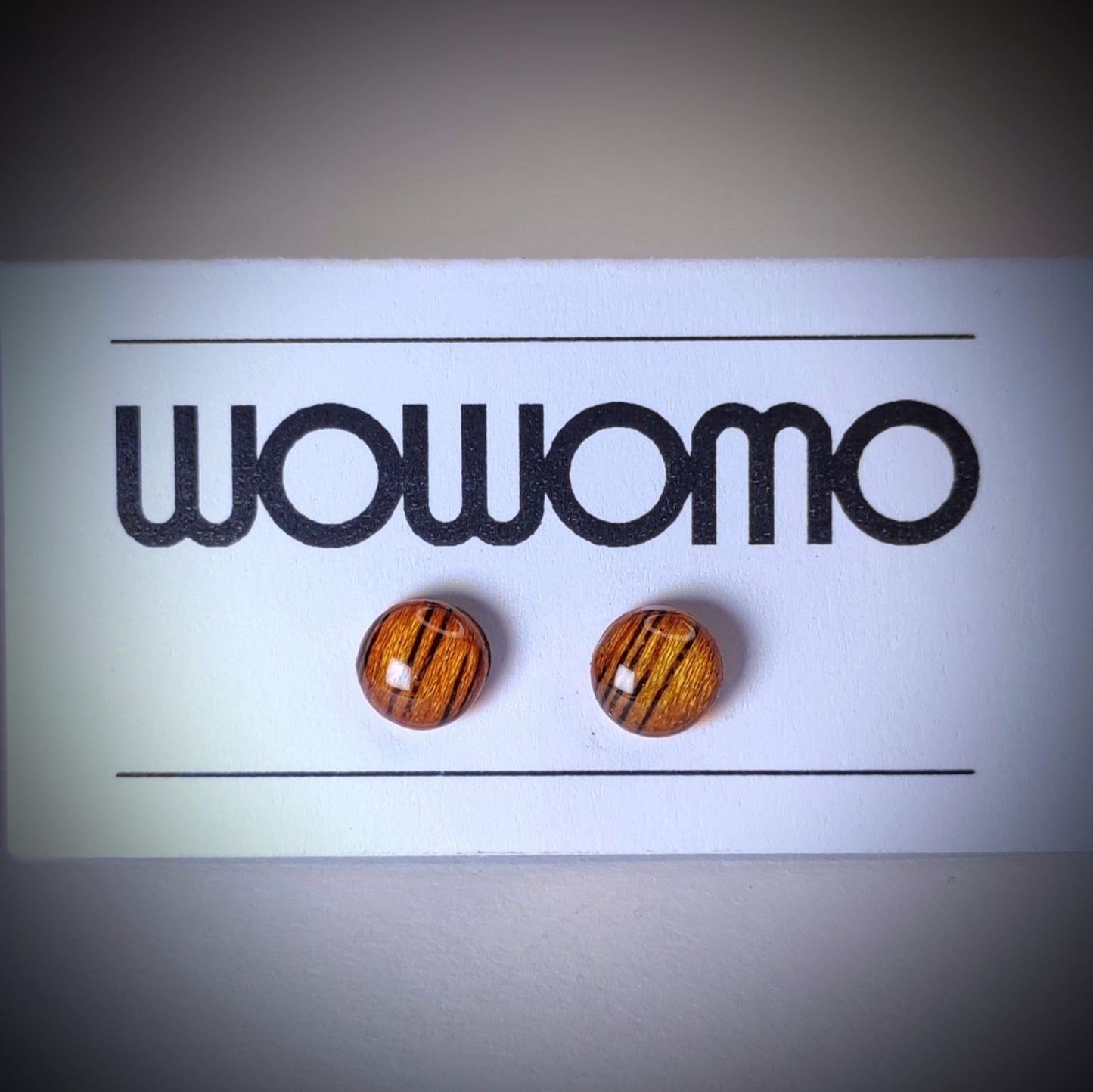 pendientes WOWOMO K1 7MM en su expositor