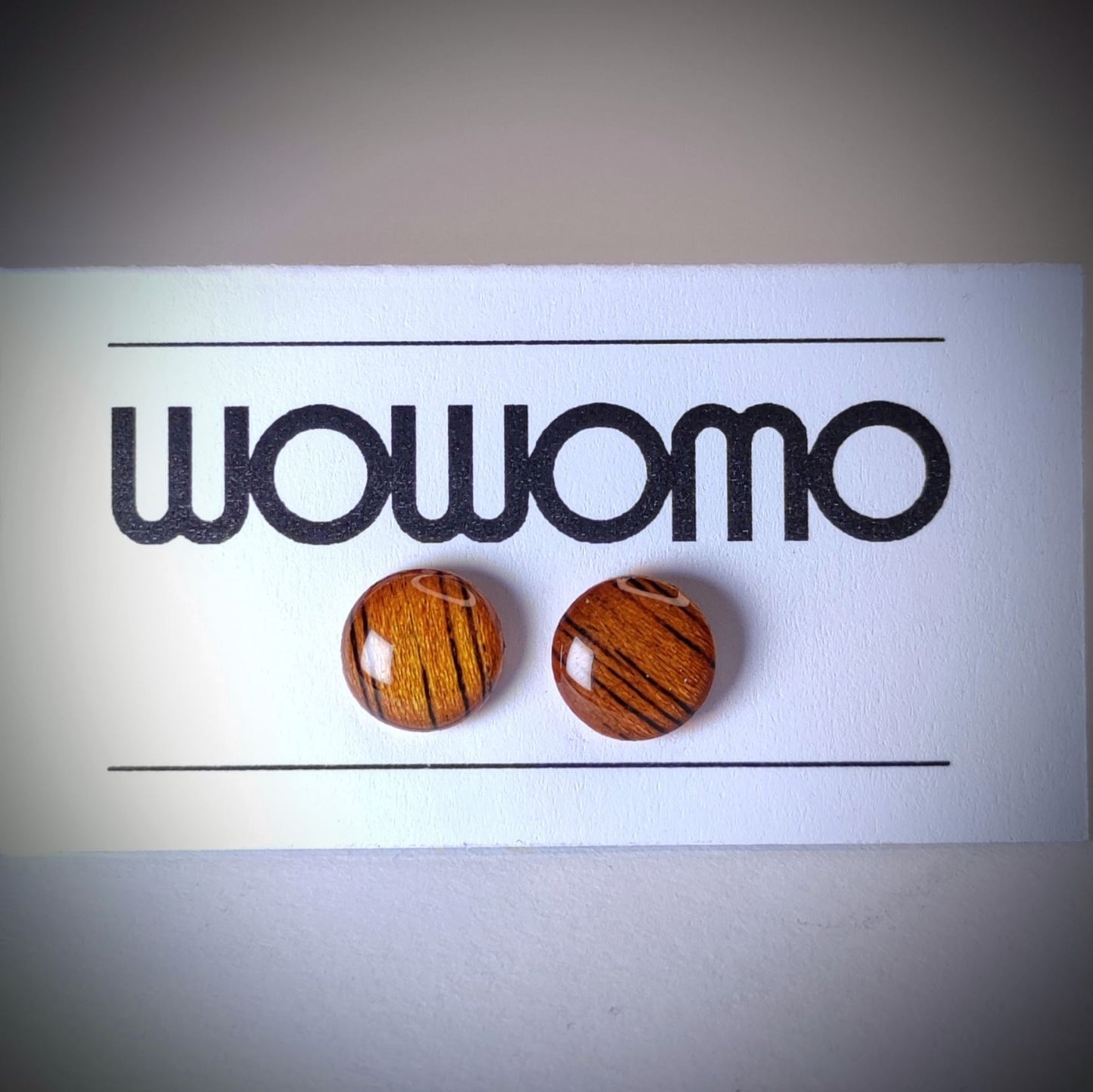 pendientes WOWOMOK1 9MM en su expositor
