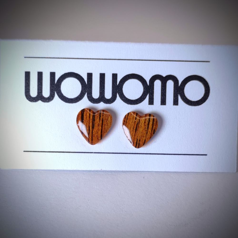 pendientes WOWOMO K1 CORAZÓN en su expositor