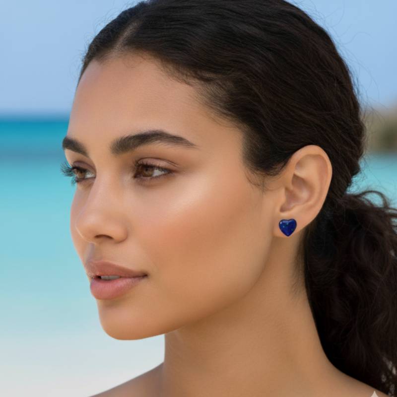 Modelo lleva pendiente de botón con forma de corazón y acabado azul marino veteado fantasía