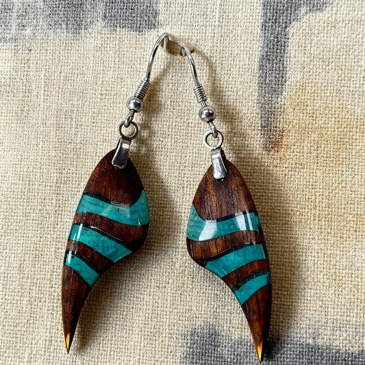 pendientes largos de gancho elaborados en madera de palorosa y resina color azul turquesa transparente transparente y pulido en alto brillo con fornitura de metal acero inoxidable 316