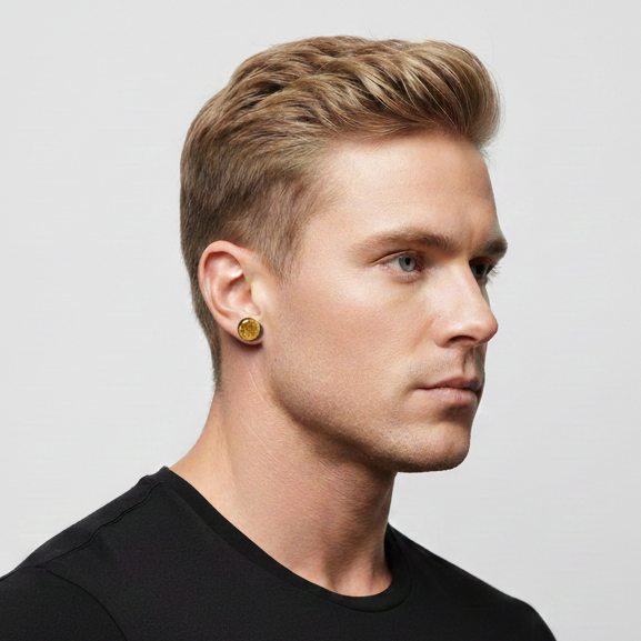 Hombre lleva puestos pendientes WOWOMO de colro verde lima dorado purpurina.