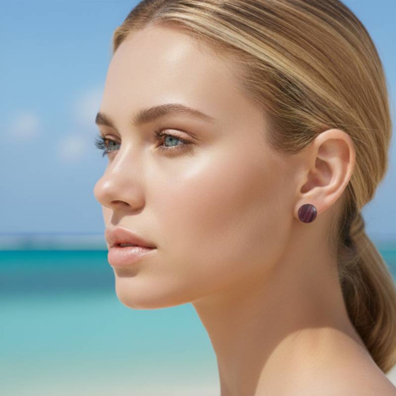 modelo que lleva pendientes wowomo rojo oscuro veteado