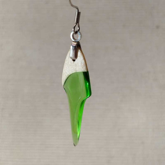 pendiente de madera arce claro y resrina verde pistacho brillante y translúcido con enganche acero
inoxidable