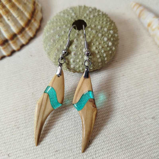 Pendientes largos de gancho en madera de olivo y resina translucida color azul turquesa, con fornitura metálica acero inoxidable.