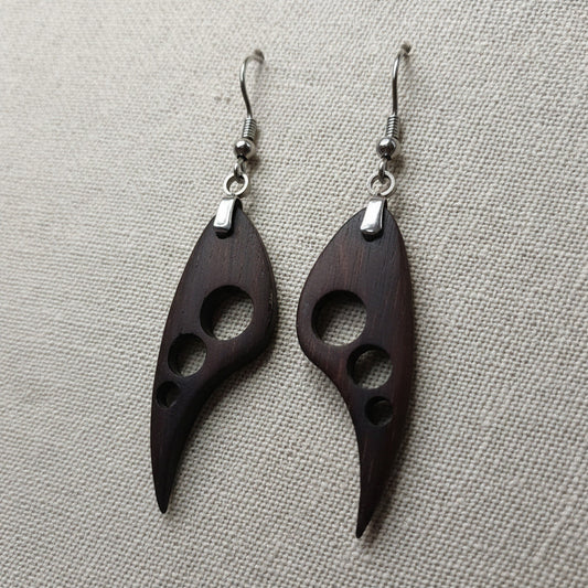 Pareja de pendientes de madera de palorosa con diseño moderno y atractivo con aire tribal de tres orificios en forma de pluma con fornitura metálica de acero inoxidable 316