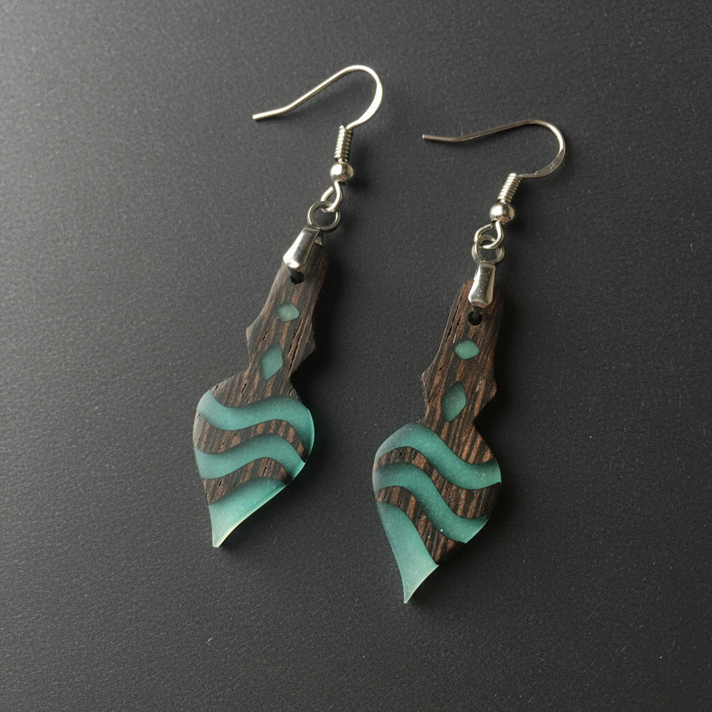 Pendientes de madera de wengue y resina azul claro mate con fornitura metalica acero inoxidable 316