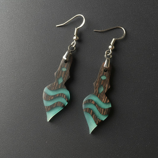 Pendientes de madera de wengue y resina azul claro mate con fornitura metalica acero inoxidable 316