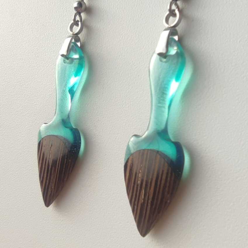 Pendientes de madera wenwue y resina azul claro translúcido forma de flecha punta madera y gancho acero inoxidable