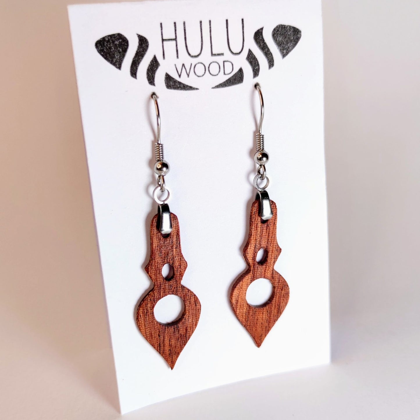 B2S Pendientes HuluWood OnlyWood en su expositor oblicuo