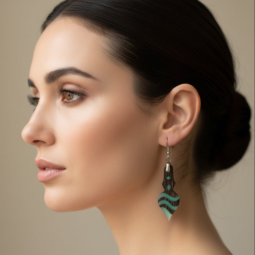 modelo con pendientes de madera wengue y resina azul claro mate gancho acero inoxidable