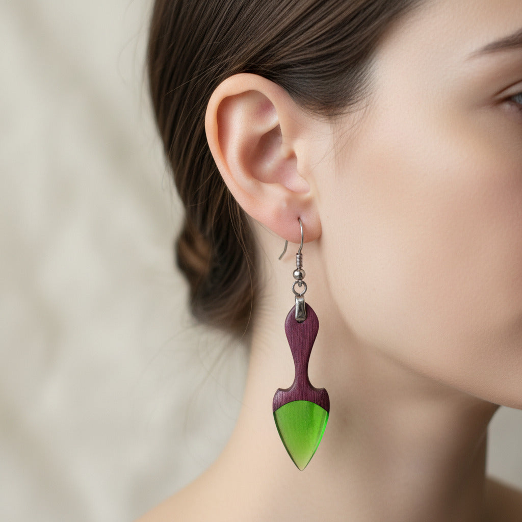pendientes largos de gancho en madera de amaranto y resina color verde esmeralda, con fornitura metálica de acero inoxidable 316