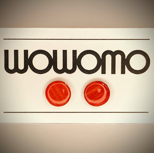 se ve una pareja de pendientes wowomo circulares de 9mm en su cartón expositor marca wowomo