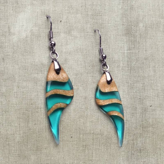 pareja de pendientes de madera de arce y resina azul claro con fornitura metálica acero inoxidable