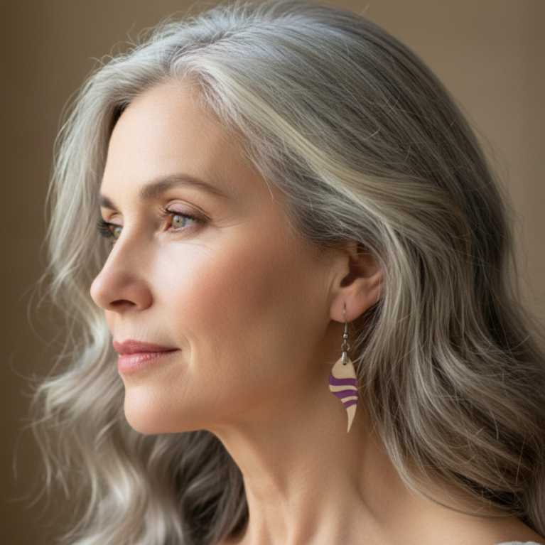 modelo de 60 años lleva puesto pentientes de madera de ciprés y resina rosa mate.