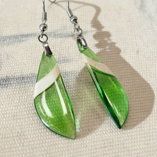 pendientes largos de gancho elaborados en madera de arce y resina verde pistacho claro transparente y pulido en alto brillo con fornitura de metal acero inoxidable 316