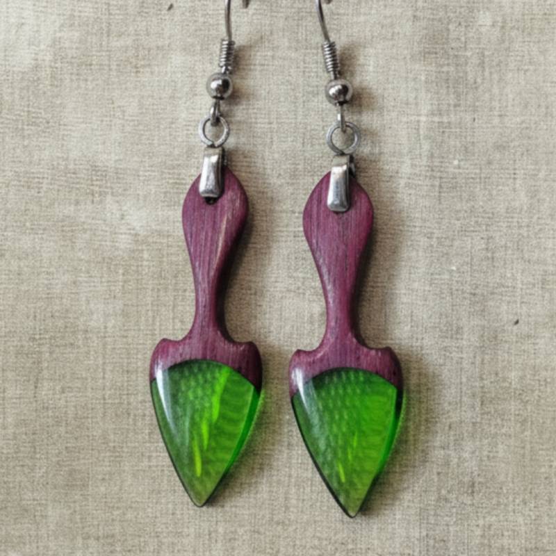 pendientes largos de gancho en madera de amaranto y resina color verde esmeralda, con fornitura metálica de acero inoxidable 316