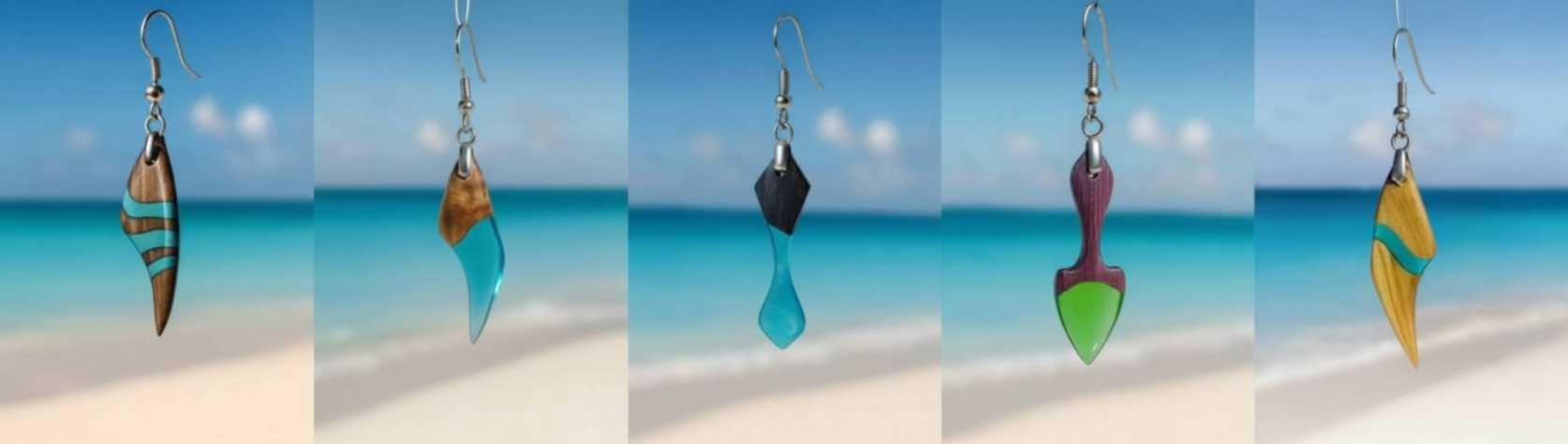 aparecen 5 pendientes de madera y resina HuluWood con un fondo de mar del caribe.